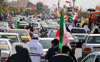 متفاوت ترین جشن ۴۲ سالگی انقلاب/ تمثال«حاج قاسم» بر دستان مردم