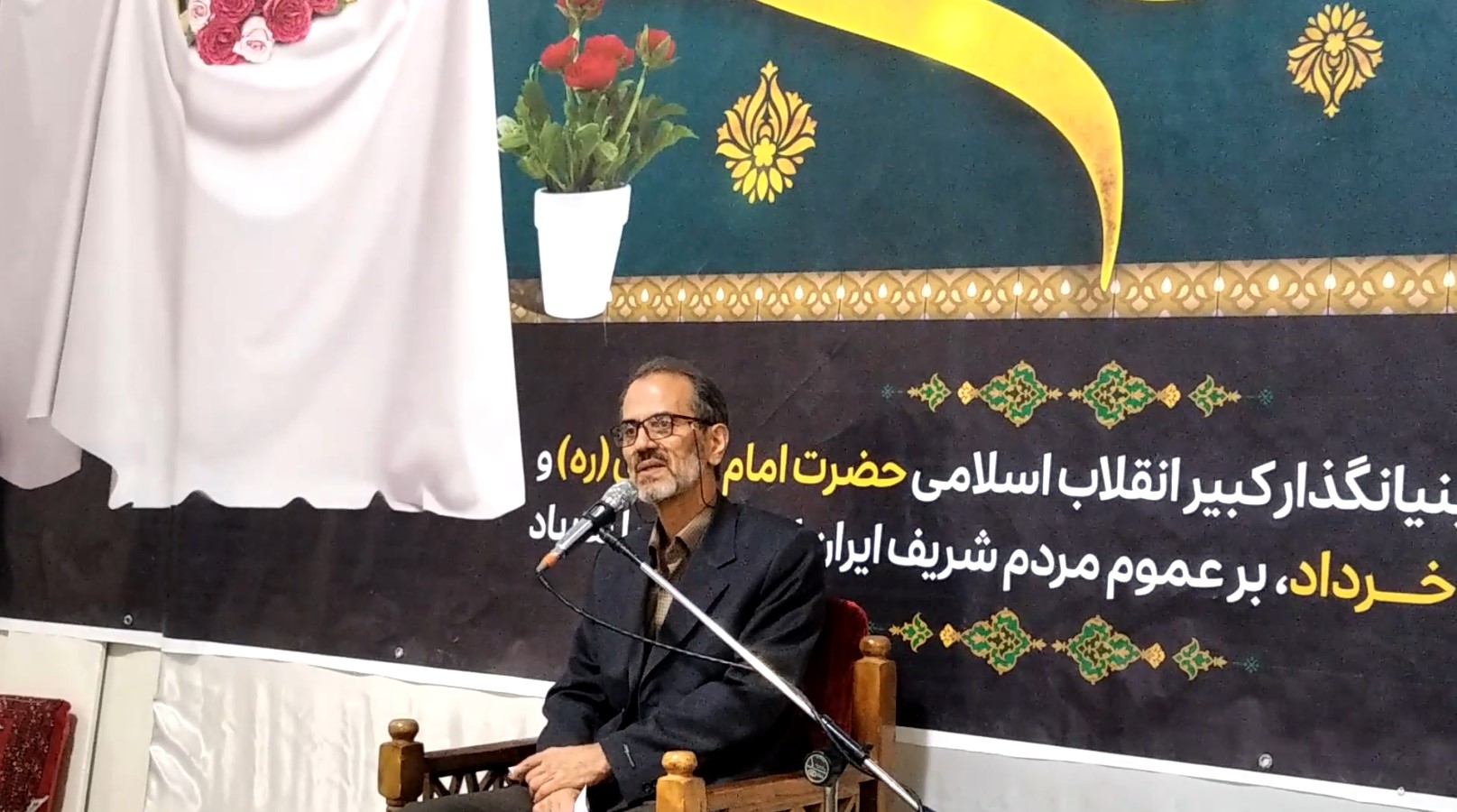 خمینی موهبت الهی به ملت ایران برای پرچمداری اسلام ناب محمدی بر فراز قلل جهانی و مهیا سازی ظهور در آخرالزمان می باشد .