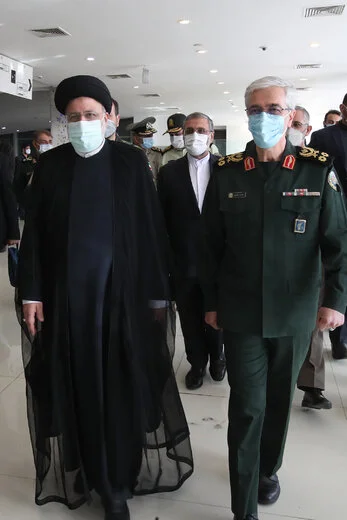 بازدید ابراهیم رئیسی از نمایشگاه ملی «در لباس سربازی»