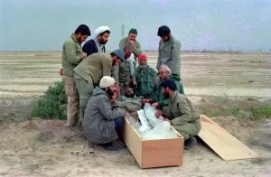 تصویری دیده نشده از شیخ حسین انصاریان و مرحوم حاج بخشی در تشییع  پیکر شهید حاج عباس کریمی