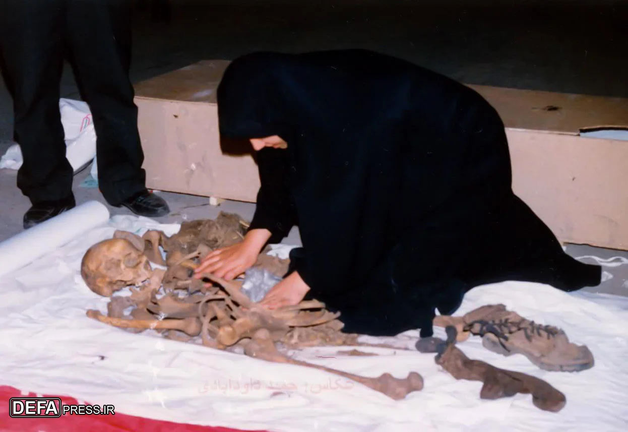 وداع عارفانه همسر شهید با پیکر شوهرش