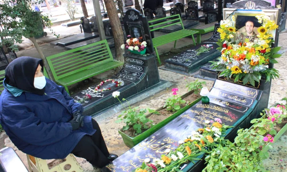 گلباران مزار شهدای رسانه‌ای کشور در بزرگ‌ترین گلزار شهدای جهان