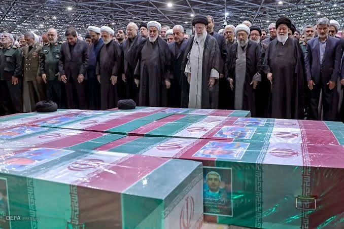 اقامه نماز بر پیکر شهدای خدمت به امامت رهبر معظم انقلاب