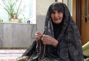 مادر شهیدی که پیکر فرزندش را با دستان خود داخل قبر گذاشت!