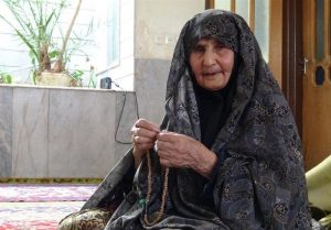 مادر شهیدی که پیکر فرزندش را با دستان خود داخل قبر گذاشت!